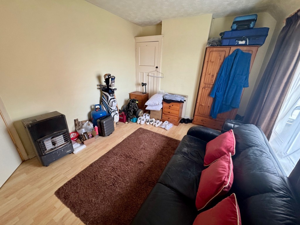 Lot: 131 - FREEHOLD INVESTMENT OF TWO FLATS - First floor flat - bedroom